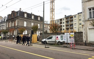 [Pose de la première...