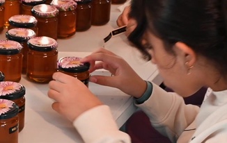 Étiquetage des pots de miel...